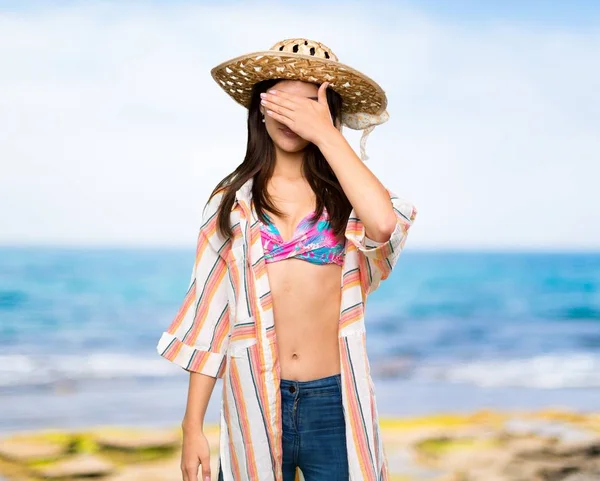 Chica Adolescente Vacaciones Verano Cubriendo Los Ojos Por Las Manos — Foto de Stock