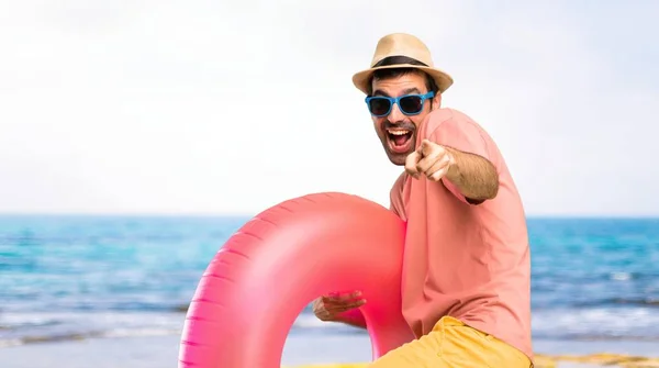 Man Hat Sunglasses His Summer Vacation Pointing Finger Someone Laughing — Stock Photo, Image