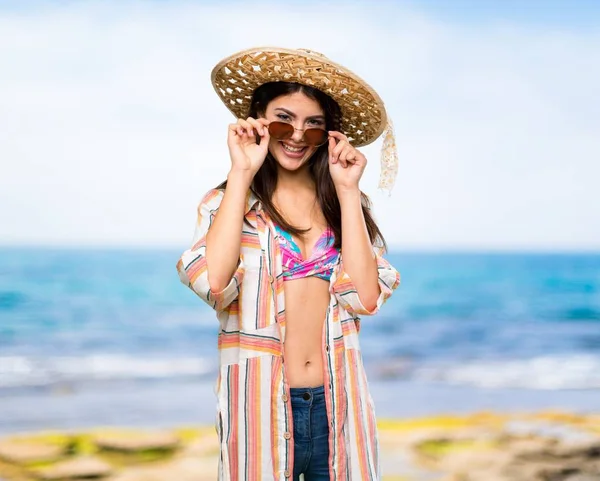 Chica Adolescente Vacaciones Verano Con Gafas Sorprendida Playa —  Fotos de Stock