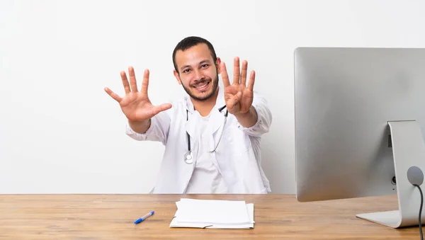 Doktor Kolumbijski Mężczyzna Licząc Dziewięć Palcami — Zdjęcie stockowe