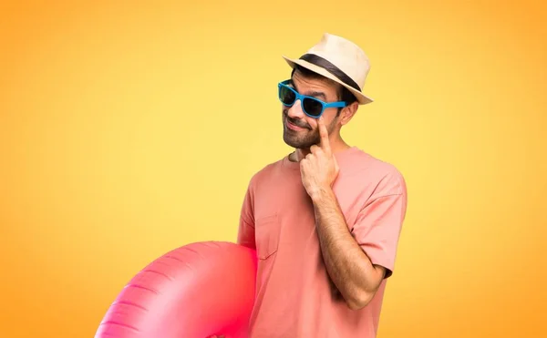 Man Met Hoed Zonnebril Zijn Zomervakantie Staande Zoek Naar Voorkant — Stockfoto