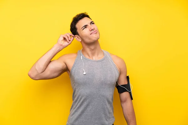 Bonito Homem Esporte Sobre Fundo Isolado Com Dúvidas Com Expressão — Fotografia de Stock