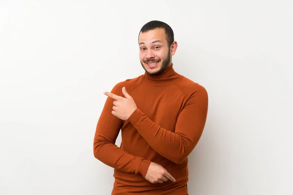 Hombre Colombiano Con Suéter Cuello Alto Apuntando Con Dedo Hacia — Foto de Stock