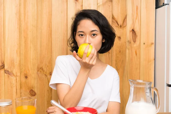 Asiatische junge Frau beim Frühstück und mit einem Apfel — Stockfoto