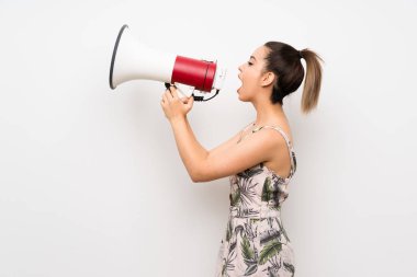 İzole edilmiş beyaz arka planda genç bir kadın megafondan bağırıyor.