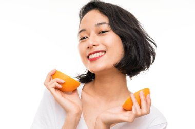 Asya genç kadın üzerinde izole arka plan tutan bir turuncu