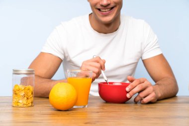 Yakışıklı adam içinde kahvaltı