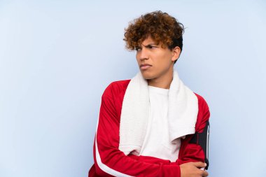 Genç Afro-Amerikan sporcusu ayakta durup bir fikir düşünüyor.