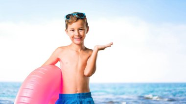 Yaz tatilinde çocuk, plajda avuç içi hayali olan boşaltmak tutan