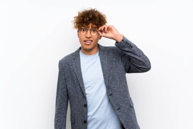 Gözlüklü izole beyaz duvar üzerinde Moda afro-amerikan adam ve şaşırttı