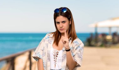 Yaz tatillerinde Bikini genç kadın hayal kırıklığına ve sahilde ön işaret