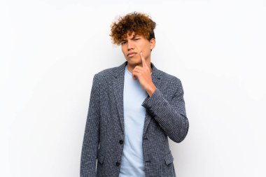 Moda African Amerikan adam üzerinde izole beyaz duvar görünümlü ön