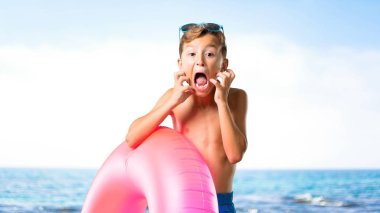 Yaz tatilinde çocuk plajda öfkeli jest kızgın rahatsız