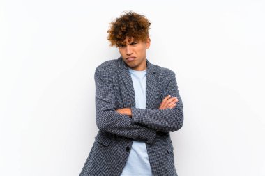 Moda African Amerikan adam üzerinde izole beyaz duvar duygu üzgün