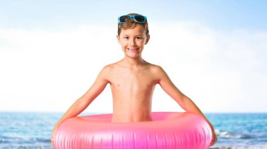 Plajda yaz tatilinde mutlu çocuk