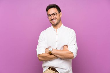 Gözlük ve mutlu ile izole arka plan üzerinde yakışıklı genç adam