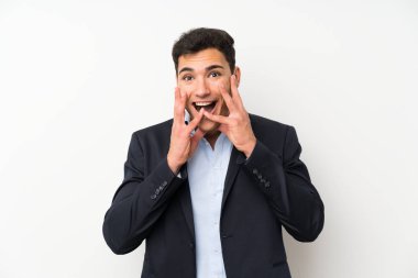 Sürpriz yüz ifadesi ile izole beyaz duvar üzerinde yakışıklı adam