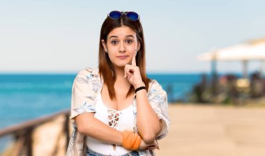 Yaz tatillerinde Bikini genç kadın sahilde ön bakıyor