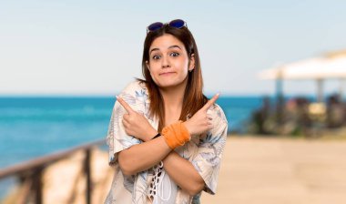 Yaz tatillerinde Bikini genç kadın lateraller sahilde şüpheleri olan işaret