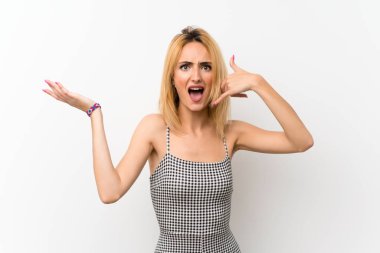 Genç Sarışın kadın üzerinde izole beyaz yapma telefon jest ve şüphelenme