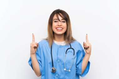 Beyaz duvar üzerinde genç hemşire kadın büyük bir fikir yukarı işaret