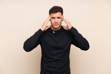 Izole arka plan üzerinde Yakışıklı adam mutsuz ve bir şey ile sinirli. Negatif yüz ifadesi