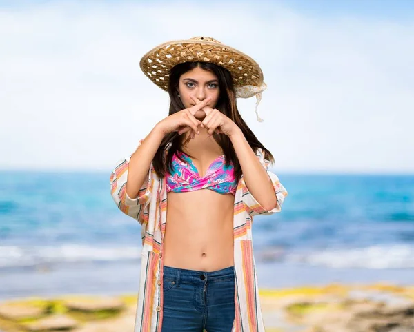 Teenager Mädchen Sommerurlaub Zeigt Ein Zeichen Der Stille Geste Strand — Stockfoto