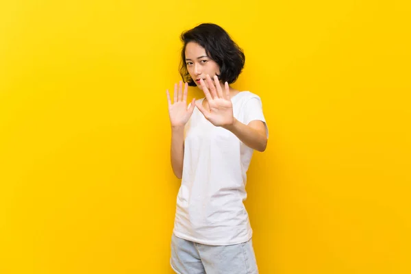 Asiatique Jeune Femme Sur Isolé Jaune Mur Nerveux Étirement Des — Photo