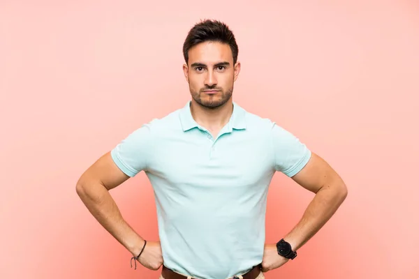 Guapo Joven Sobre Aislado Fondo Enojado — Foto de Stock