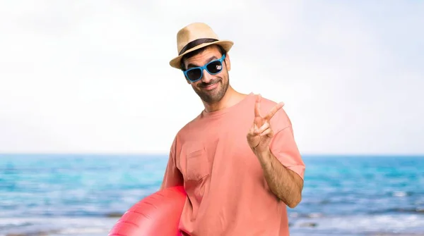 Homem Com Chapéu Óculos Sol Suas Férias Verão Feliz Contando — Fotografia de Stock