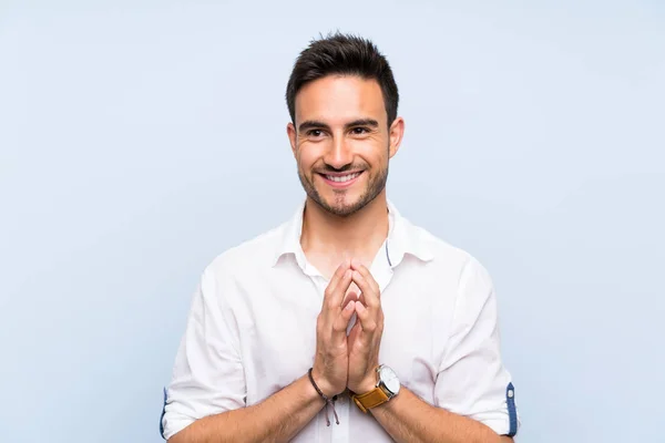 Joven Guapo Sobre Fondo Azul Aislado Maquinando Algo —  Fotos de Stock