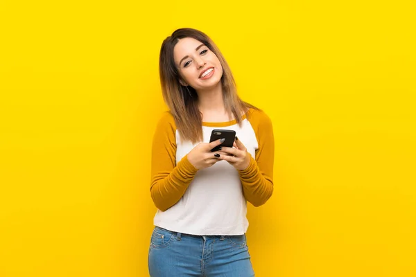 Bella Giovane Donna Oltre Isolato Muro Giallo Invio Messaggio Con — Foto Stock