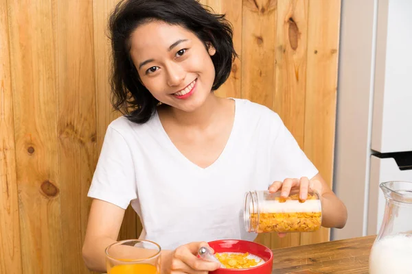 Asiatische junge Frau beim Frühstück — Stockfoto