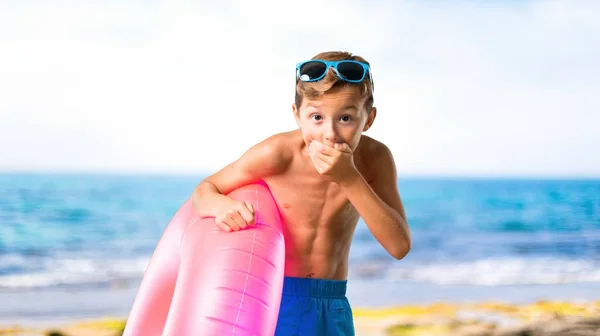 Niño Vacaciones Verano Señalando Con Dedo Alguien Riendo Mucho Playa —  Fotos de Stock