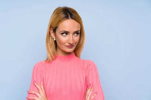 Giovane Donna Bionda Con Maglione Rosa Sfondo Blu Isolato Piedi — Foto Stock