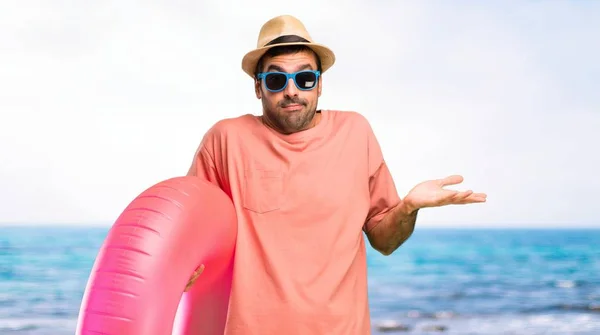 Homem Com Chapéu Óculos Sol Suas Férias Verão Fazendo Gesto — Fotografia de Stock
