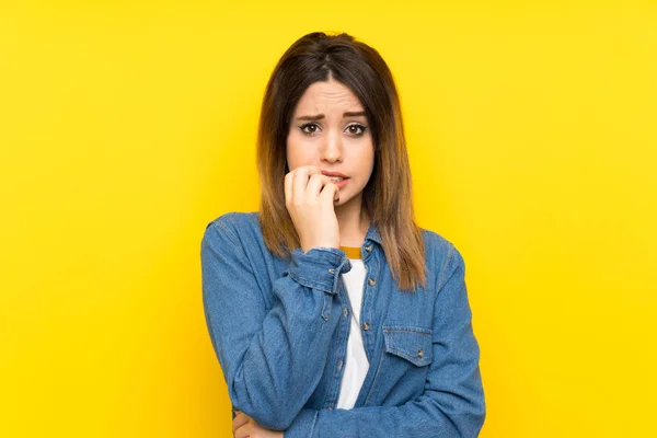 Jonge Vrouw Gele Achtergrond Nerveus Bang — Stockfoto