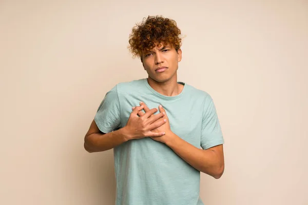 Hombre Afroamericano Con Camisa Verde Con Dolor Corazón — Foto de Stock