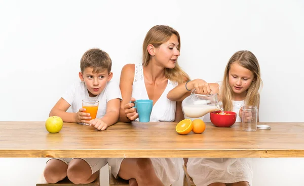 Mor Med Sina Två Barn Som Har Frukost — Stockfoto