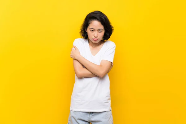 Asiática Joven Mujer Sobre Aislado Amarillo Pared Congelación —  Fotos de Stock
