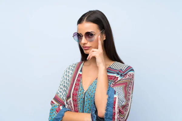 Mujer Joven Sobre Aislada Pared Azul Con Gafas —  Fotos de Stock