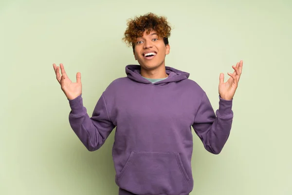 Jovem Homem Afro Americano Sobre Isolado Parede Verde Sorrindo Muito — Fotografia de Stock