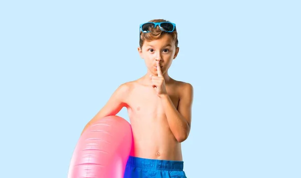 Niño Vacaciones Verano Mostrando Signo Cierre Boca Gesto Silencio Sobre —  Fotos de Stock