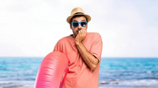 Homem Com Chapéu Óculos Sol Suas Férias Verão Pouco Nervoso — Fotografia de Stock