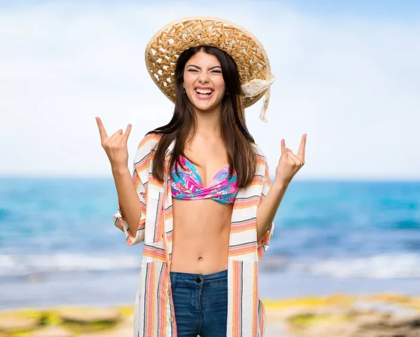 Tiener Meisje Zomervakantie Maken Rock Gebaar Het Strand — Stockfoto