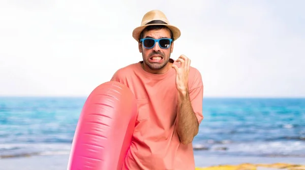 Homem Com Chapéu Óculos Sol Suas Férias Verão Irritado Com — Fotografia de Stock