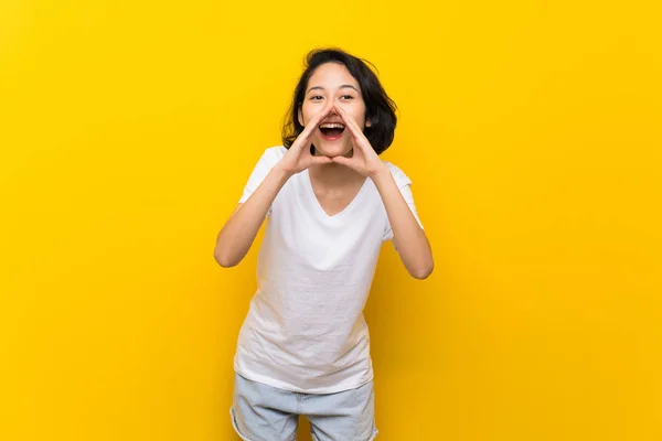 Ázsiai Fiatal Több Mint Elszigetelt Sárga Fal Kiabálás Bejelenti Valamit — Stock Fotó