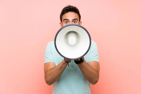 Beau Jeune Homme Sur Fond Isolé Criant Travers Mégaphone — Photo