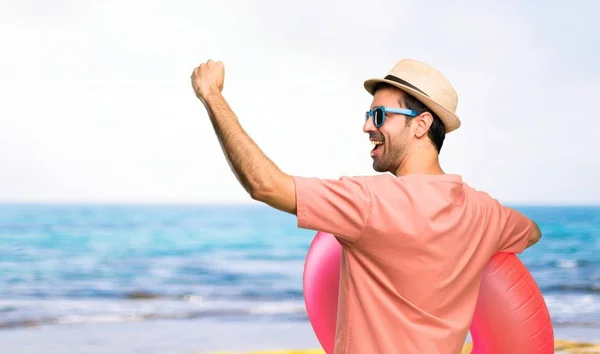 Homem Com Chapéu Óculos Sol Suas Férias Verão Comemorando Uma — Fotografia de Stock