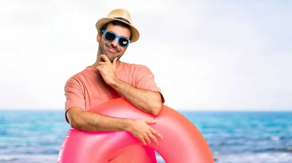 Hombre Con Sombrero Gafas Sol Sus Vacaciones Verano Sonriendo Con —  Fotos de Stock